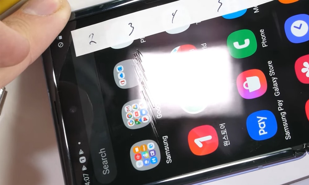 Tiết lộ bí mật ẩn chứa đằng sau màn hình của Samsung Galaxy Z Flip